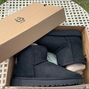 WOMANS BLACK MINI II UGG BOOTS **NEVER WORN**